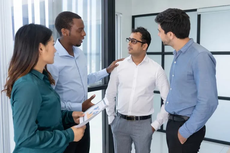 Ejecutivos evaluando y clasificando partes interesadas en un proyecto empresarial ISO9001:2026