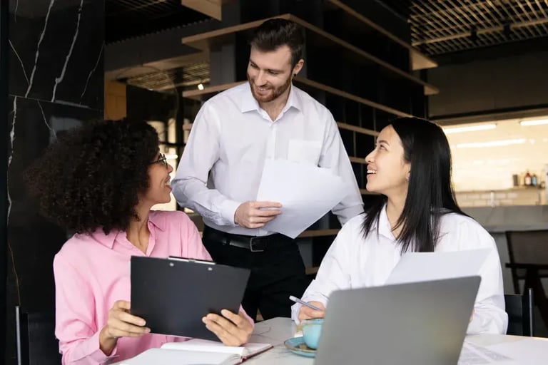 Profesionales revisando documentos sobre la importancia de identificar a las partes interesadas ISO9001:2026