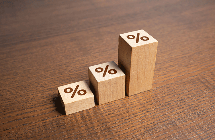 cubos de madera con simbolo de porcentaje alusivos a tasa de comision promedio para partners saas