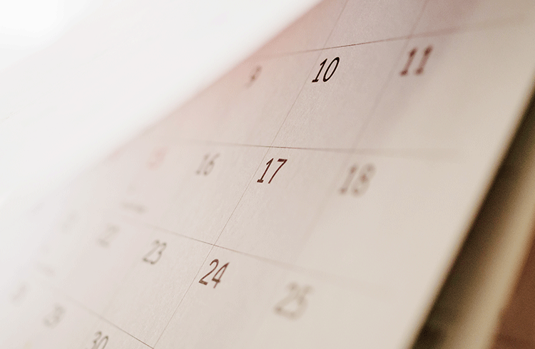 perspectiva closeup de calendario - cuando se pagan las comisiones para partners de software