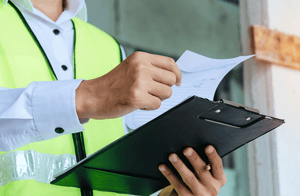 inspector de calidad sosteniendo tablero de inspeccion de calidad