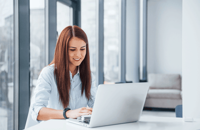 mujer usando laptop actualizar base de datos de empleados