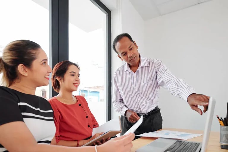Colaboradores conversando sobre los diferentes tipos de partes interesadas en una organización ISO9001:2026