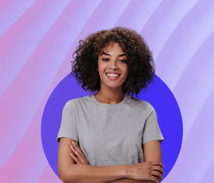 Mujer joven sonriendo con los brazos cruzados sobre un fondo colorido abstracto