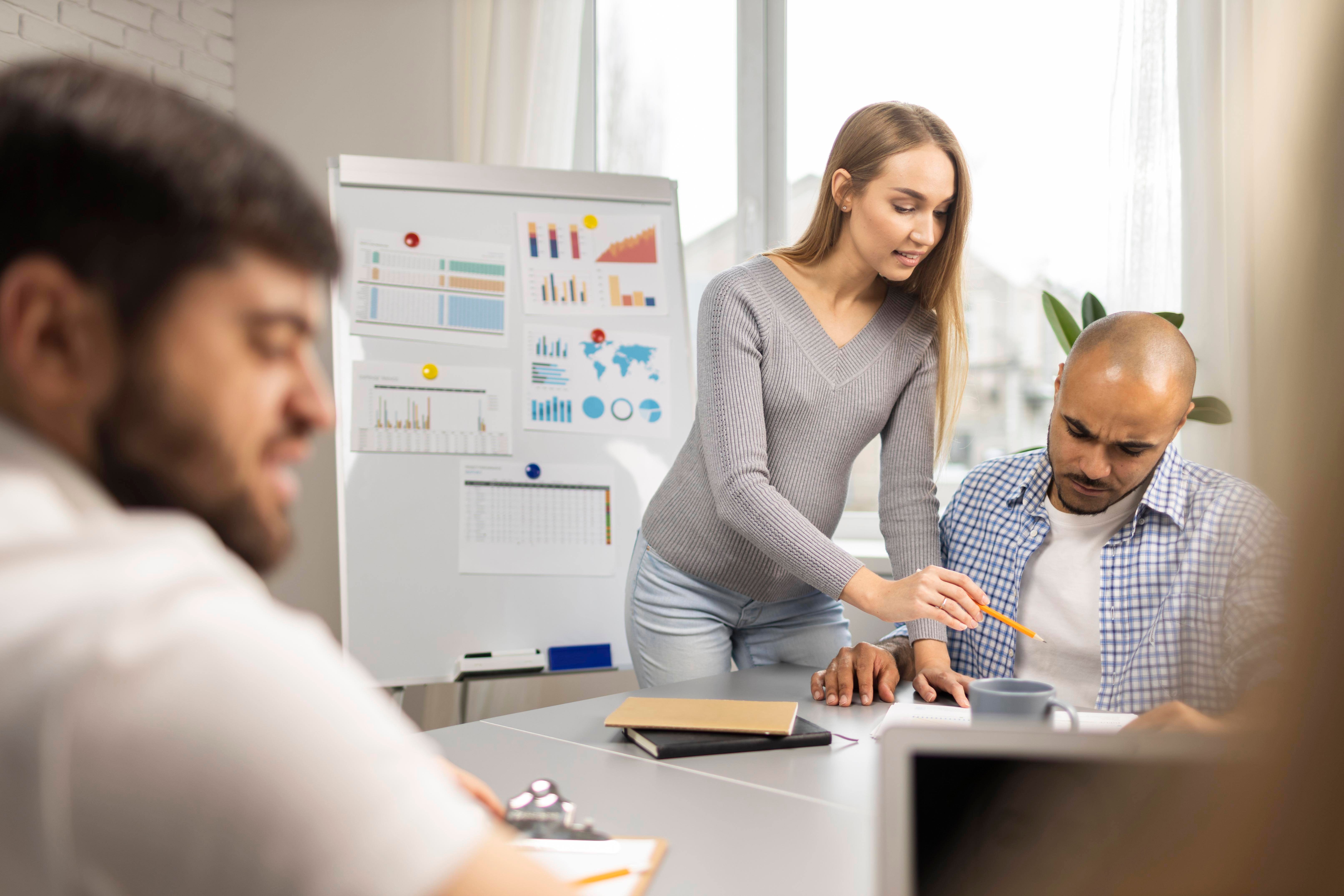 pregnant-businesswoman-with-male-coworkers-presentation