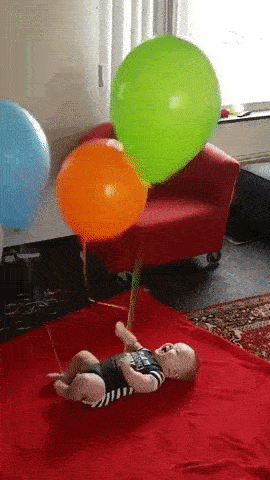 bebe-jugando-con-globos